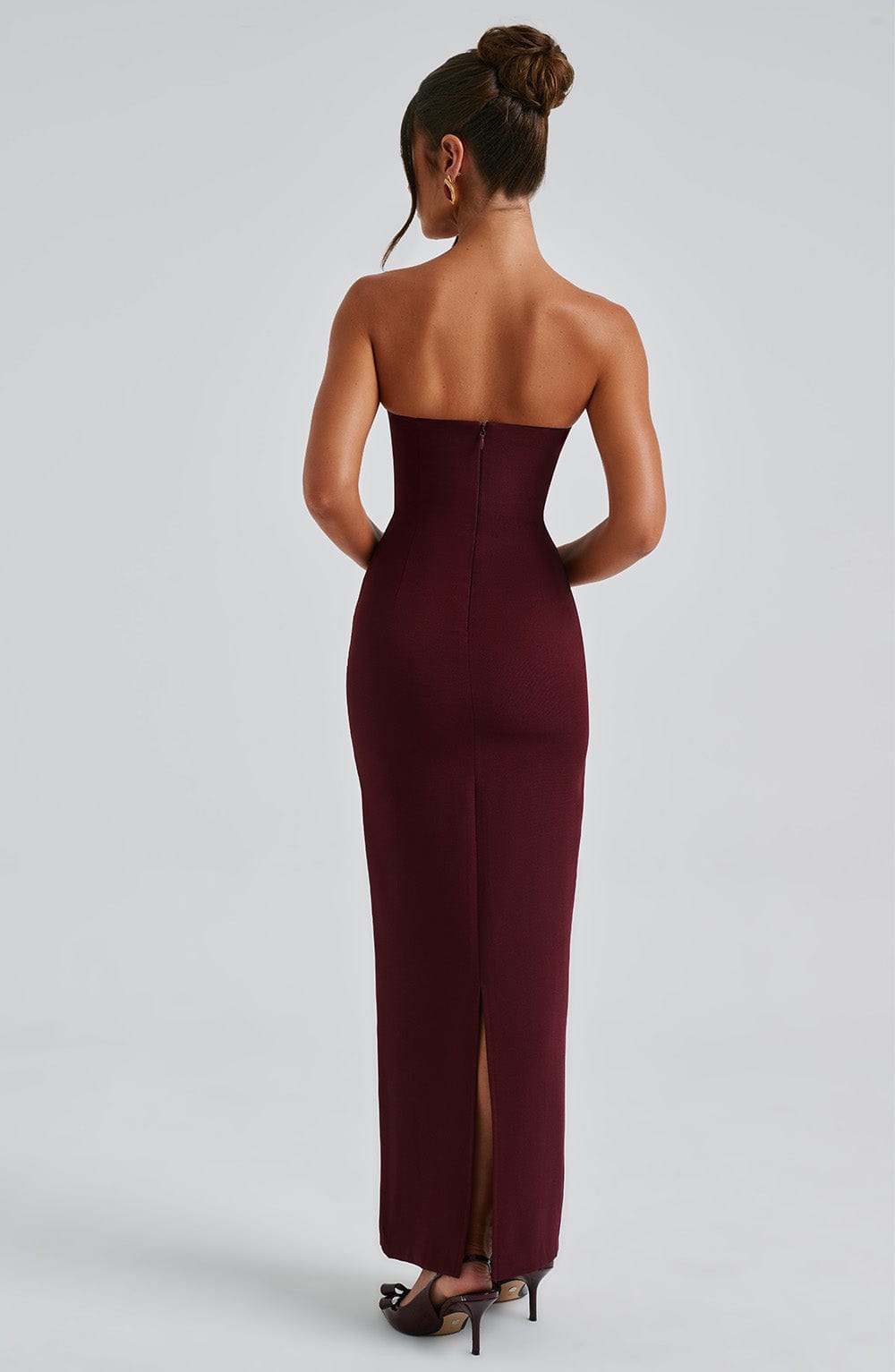 Vestido largo elegante sin tirantes con pañuelo incorporado