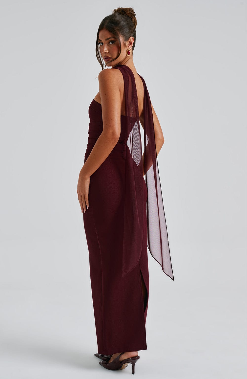 Vestido largo elegante sin tirantes con pañuelo incorporado