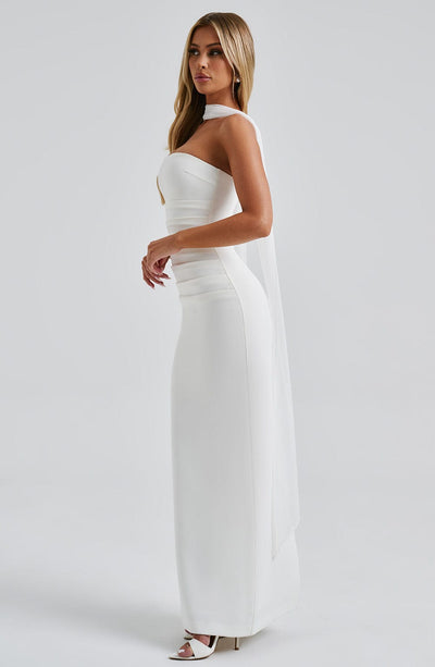 Vestido largo elegante sin tirantes con pañuelo incorporado