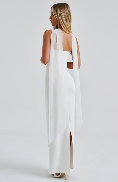 Vestido largo elegante sin tirantes con pañuelo incorporado