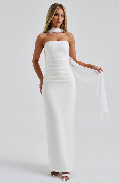 Vestido largo elegante sin tirantes con pañuelo incorporado