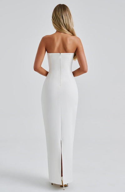 Vestido largo elegante sin tirantes con pañuelo incorporado