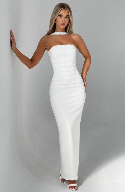 Vestido largo elegante sin tirantes con pañuelo incorporado