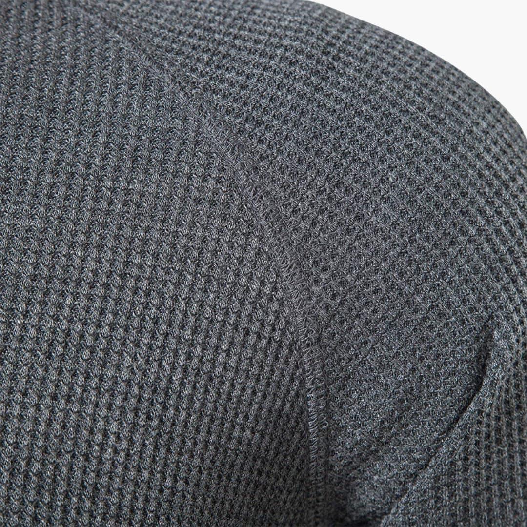 Camiseta de hombre con cierre de botones a medio pecho y mangas largas para un estilo moderno