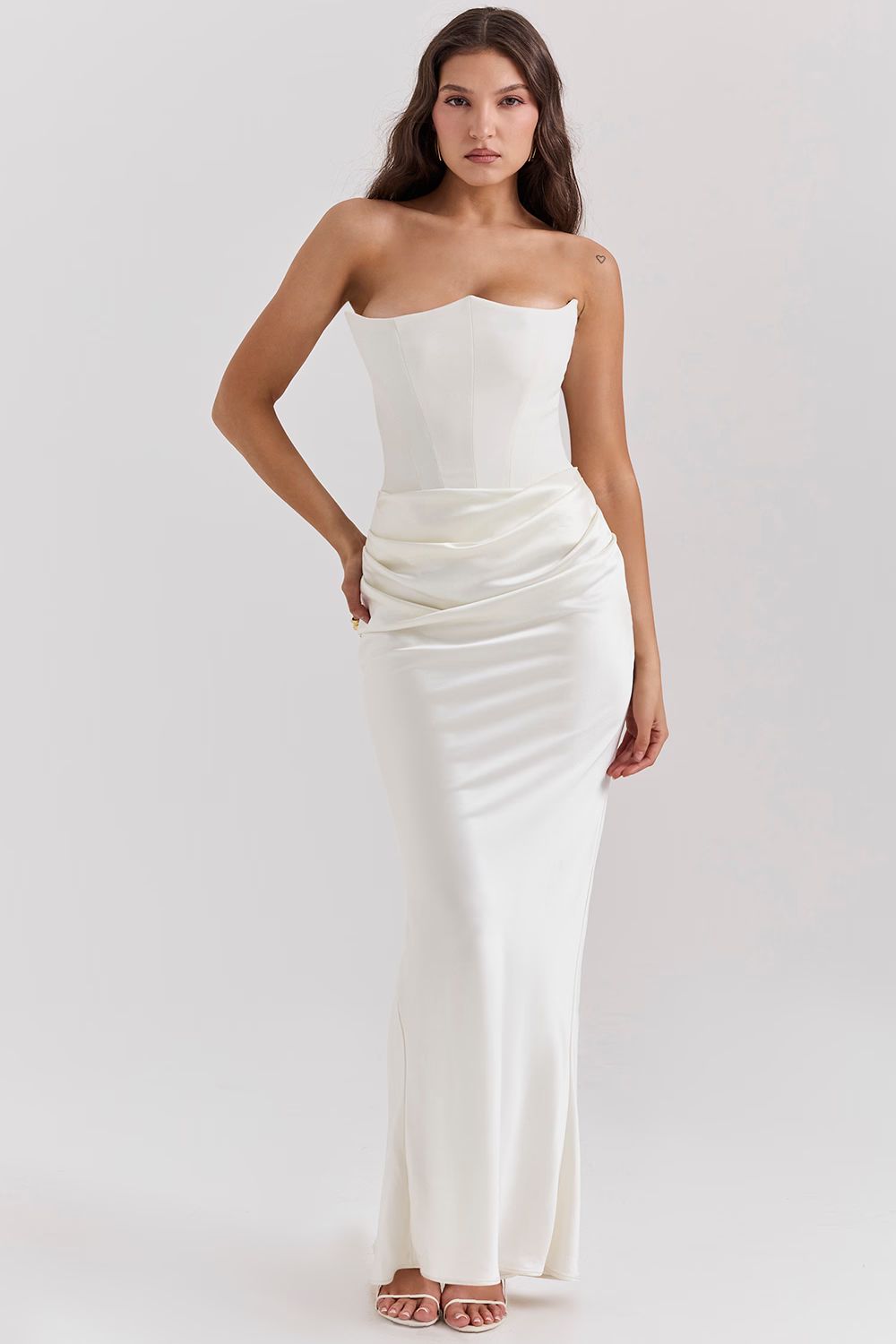 Vestido largo de noche sin tirantes con diseño de corsé y pliegues delicados