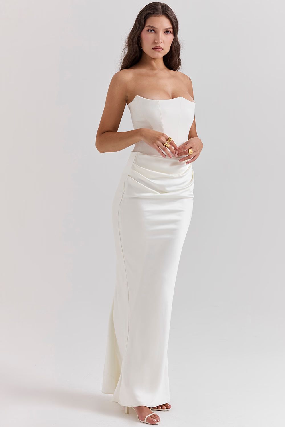 Vestido largo de noche sin tirantes con diseño de corsé y pliegues delicados