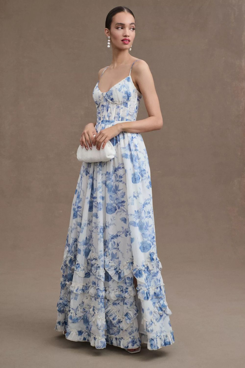Vestido largo tipo corsé con tirantes finos y bajo con volantes en diseño floral