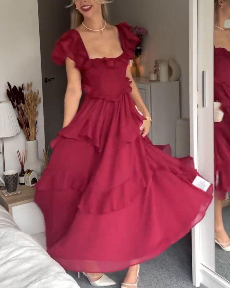 Vestido corto con volantes y escote cuadrado