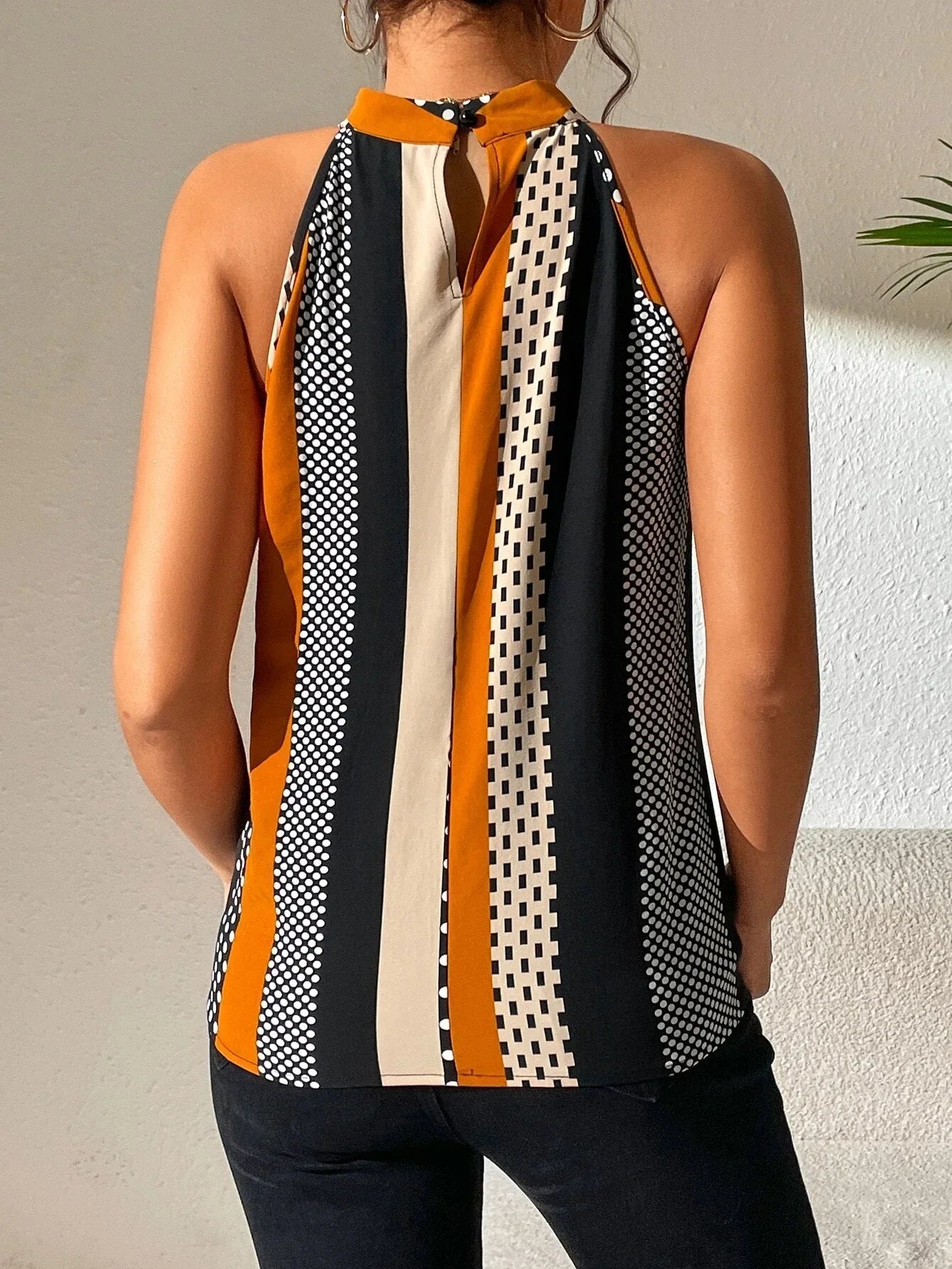 Top elegante para mujer con diseño actual y estilo urbano