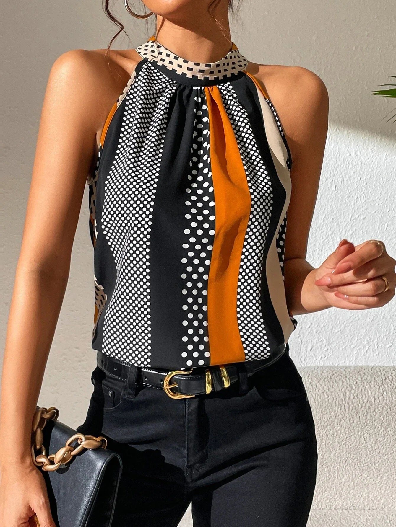 Top elegante para mujer con diseño actual y estilo urbano
