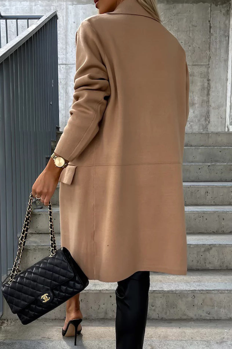 Elegante prenda de abrigo con bolsillos y cuello vuelto