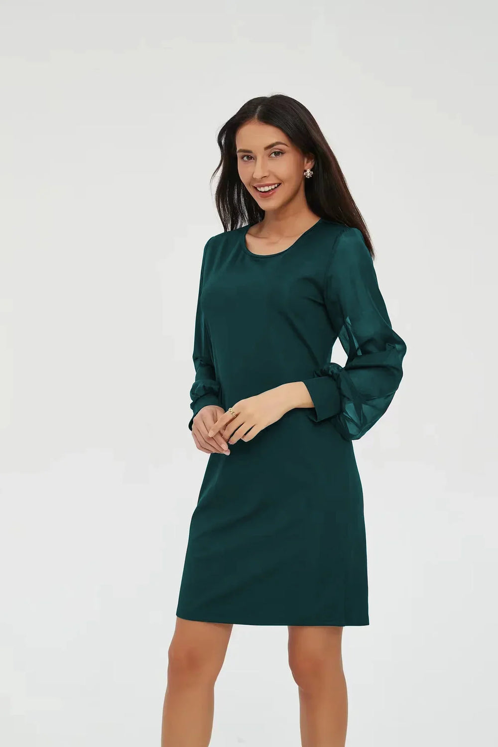 Vestido moderno con mangas transparentes para mujer