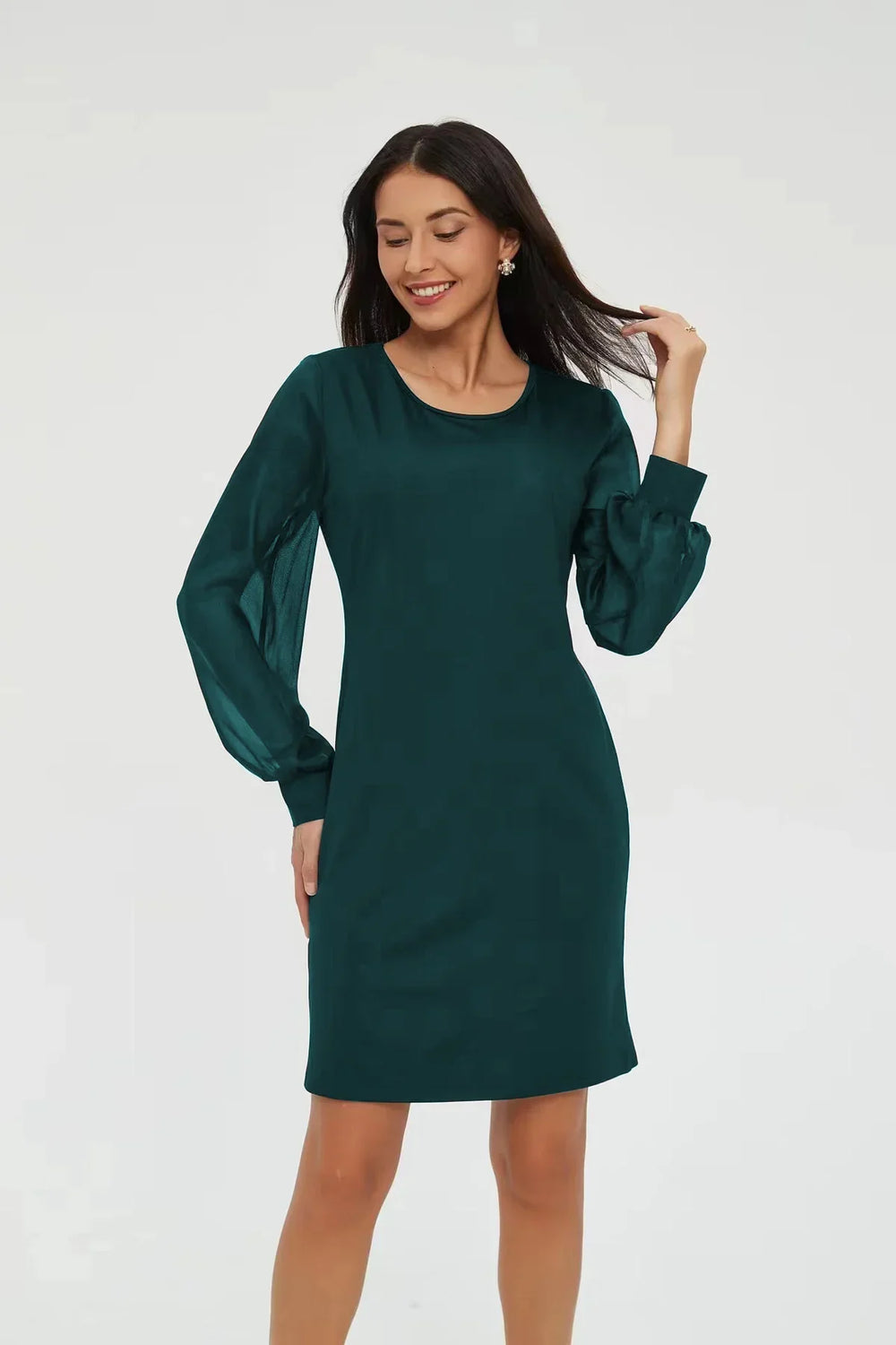 Vestido moderno con mangas transparentes para mujer