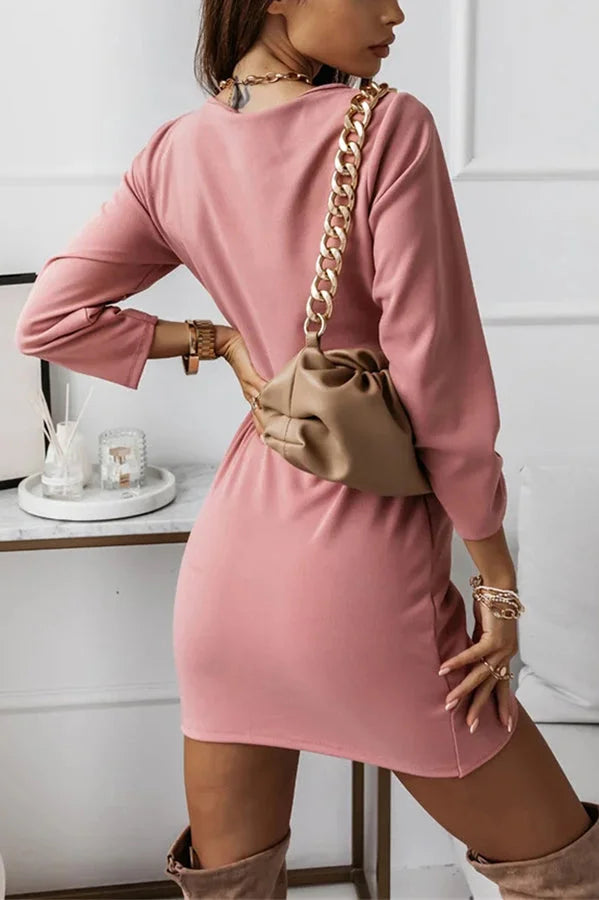 Vestido corto elegante con mangas largas y diseño fruncido ideal para ocasiones especiales