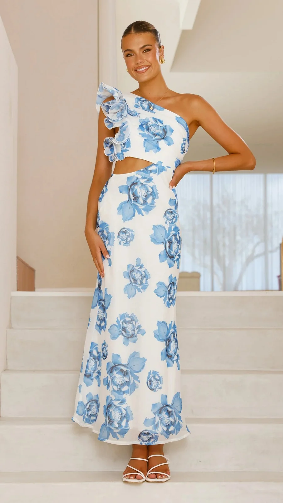Vestido largo asimétrico con diseño floral elegante