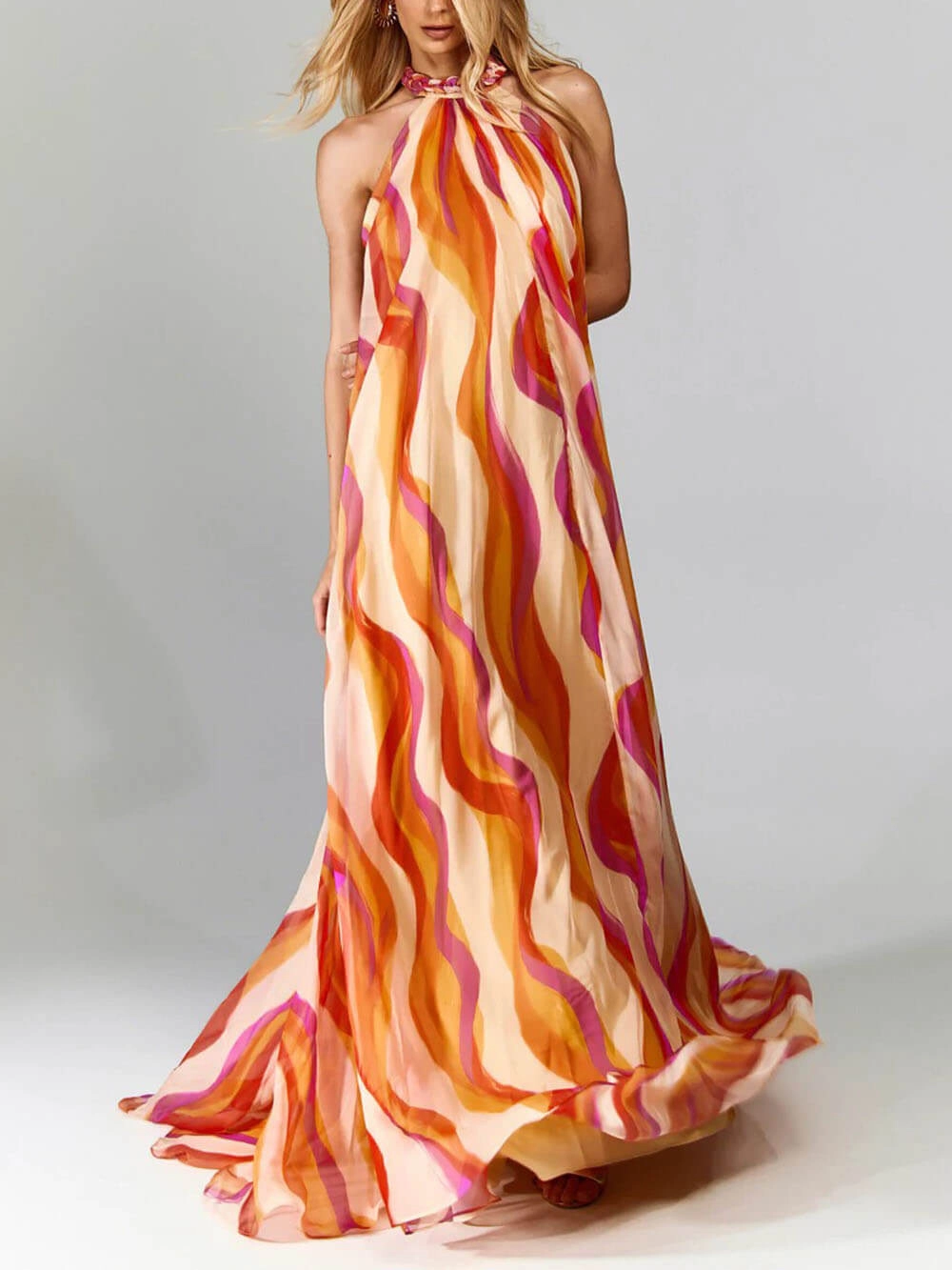 Vestido largo veraniego elegante con cuello halter y estampado ondulado