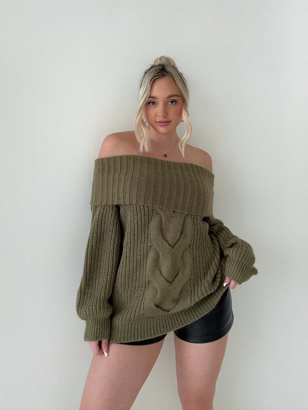 Sofisticado Suéter de Punto Off-The-Shoulder para un apariencia Elegante en Otoño