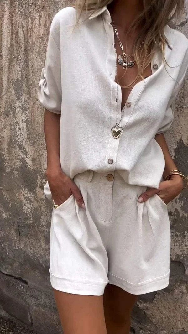 Conjunto veraniego ligero con camisa de manga corta y pantalones cortos con botones