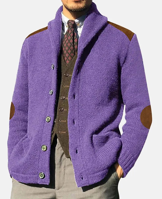 Una chaqueta con bolsillos de patchwork de punto es un acento brillante en el guardarropa de un hombre.