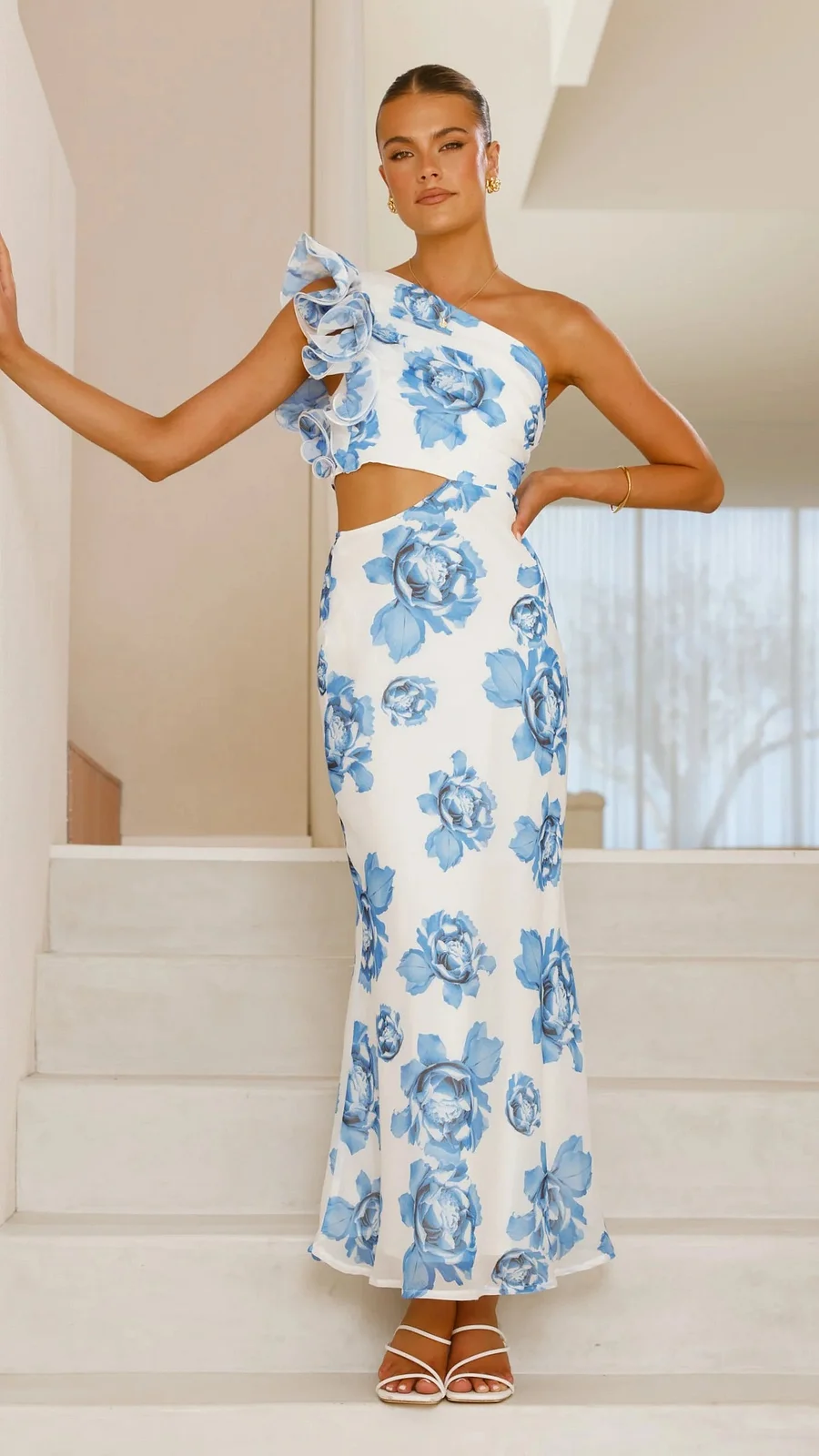 Vestido largo asimétrico con diseño floral elegante