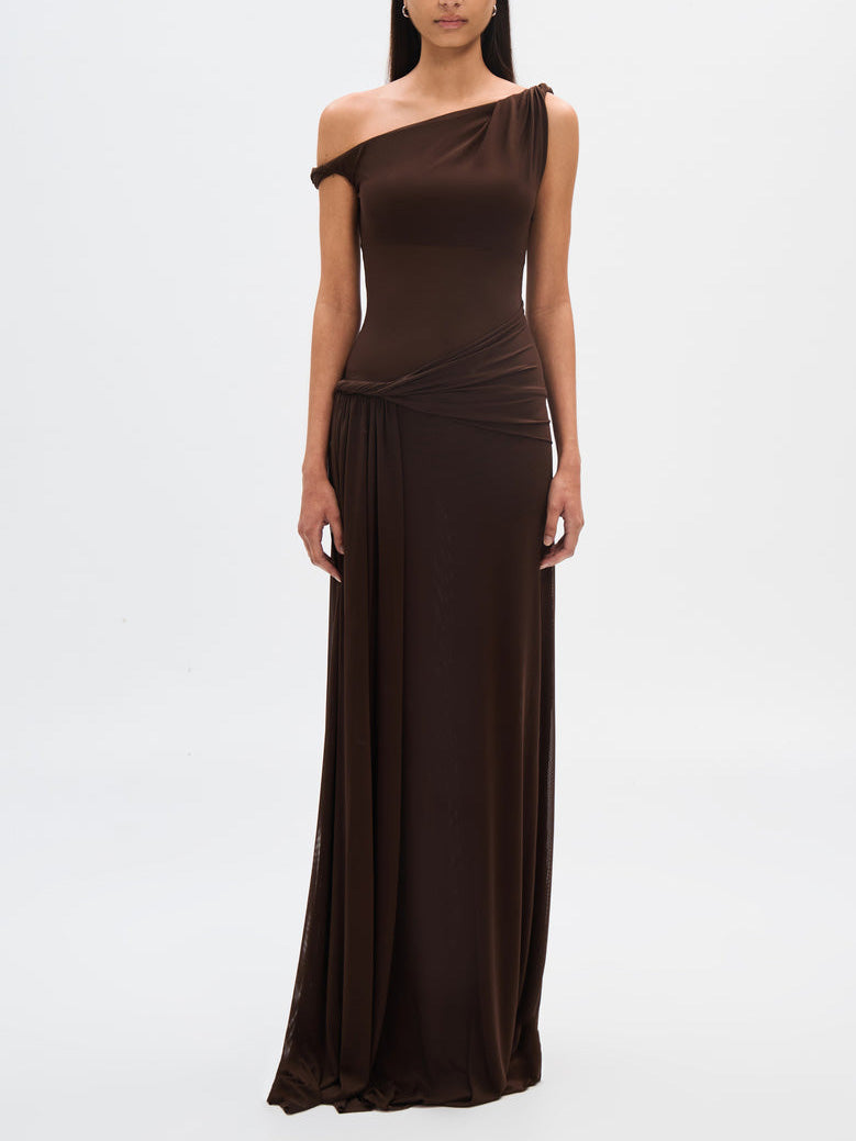 Vestido largo elegante con hombros asimétricos