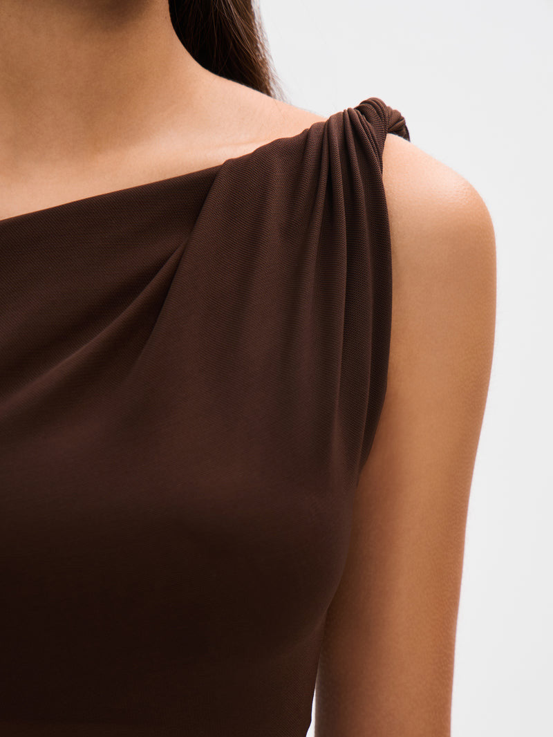 Vestido largo elegante con hombros asimétricos