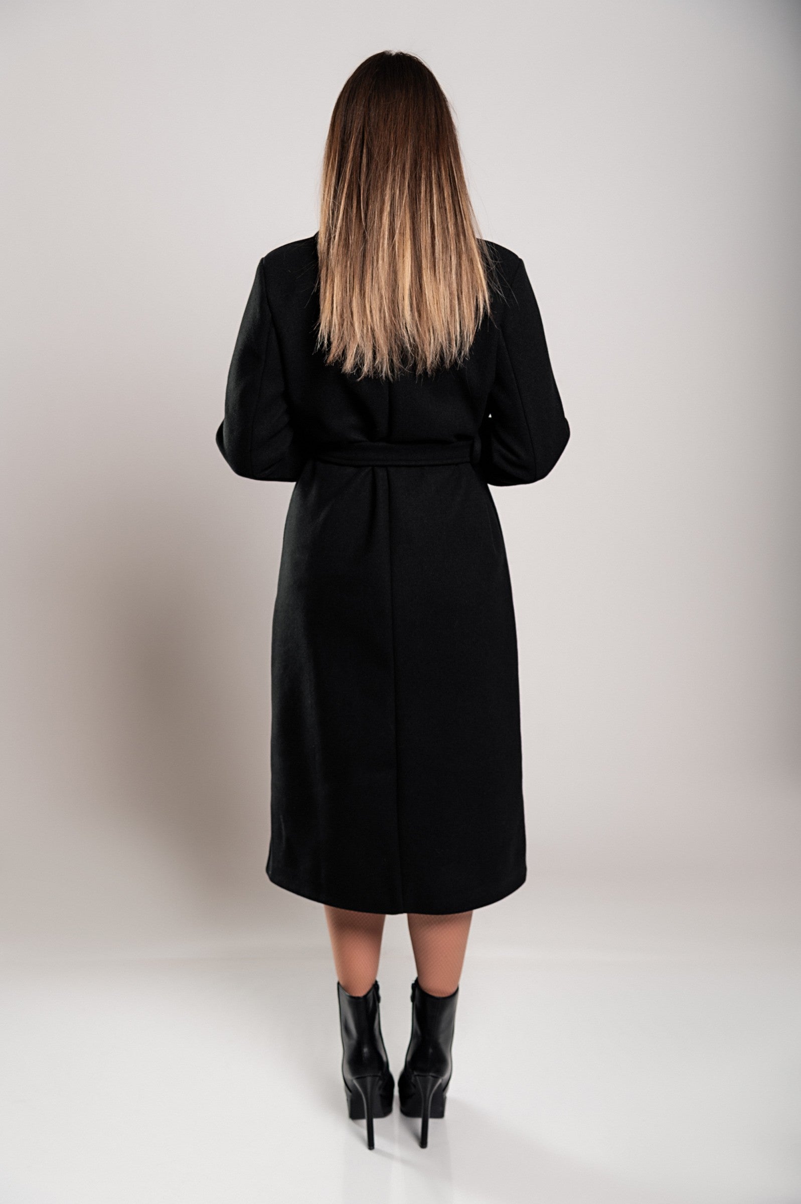Abrigo largo elegante para mujer con cierre de botones y diseño sofisticado