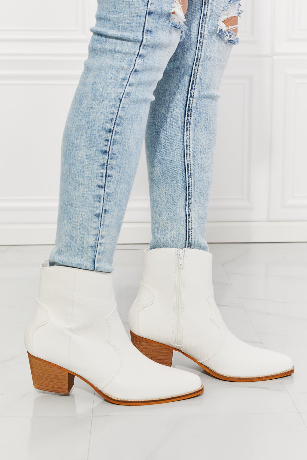 Botines Western de Cuero Sintético en Blanco Clásico - Zapatos Jazzy