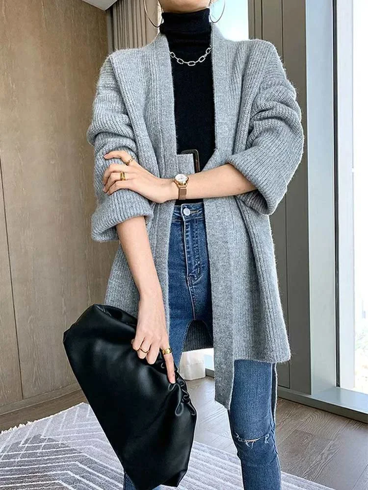 Elegante cárdigan gris con lazo en la cintura para un look cómodo