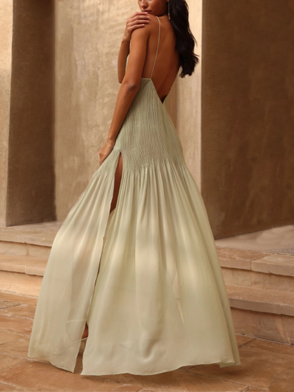 Vestido largo plisado con detalle de patchwork y abertura trasera