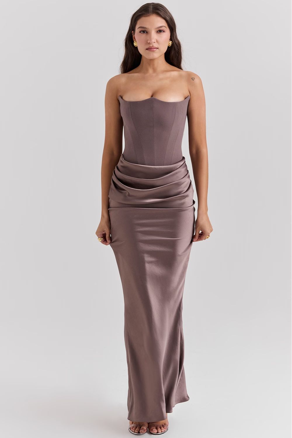 Vestido largo de noche sin tirantes con diseño de corsé y pliegues delicados