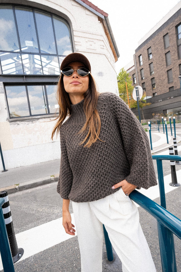 Romántico jersey de punto con mangas cortas y cuello alto