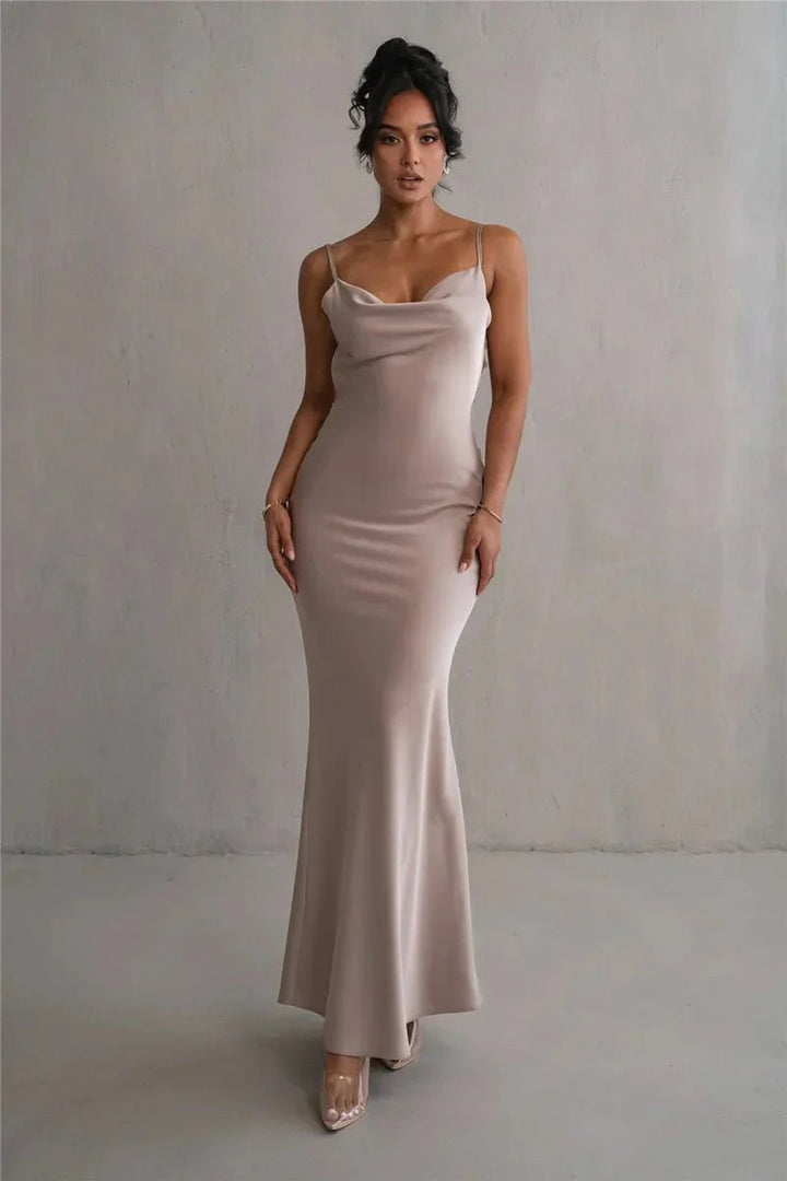 Vestido largo de noche elegante para mujer con espalda descubierta y diseño sofisticado