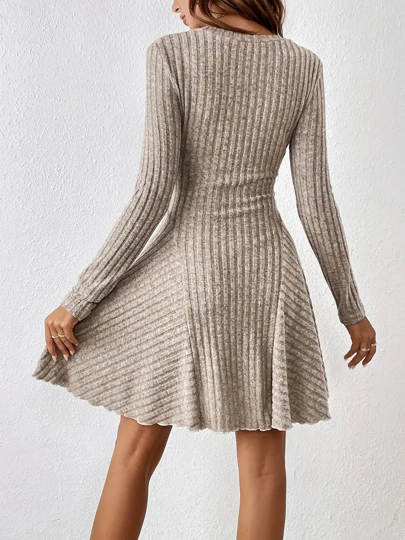 Vestido casual de manga larga con diseño moderno y favorecedor