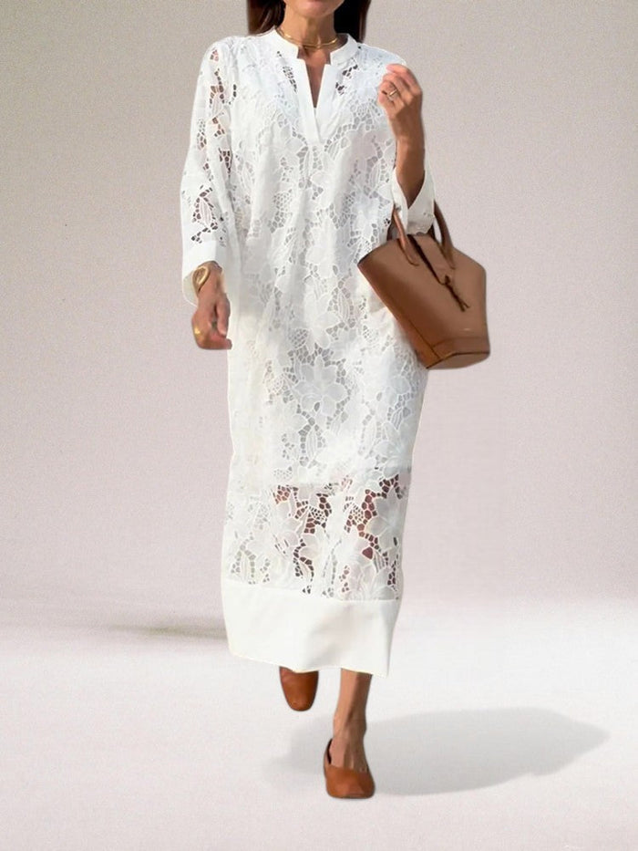 Vestido largo elegante con detalles calados de inspiración clásica