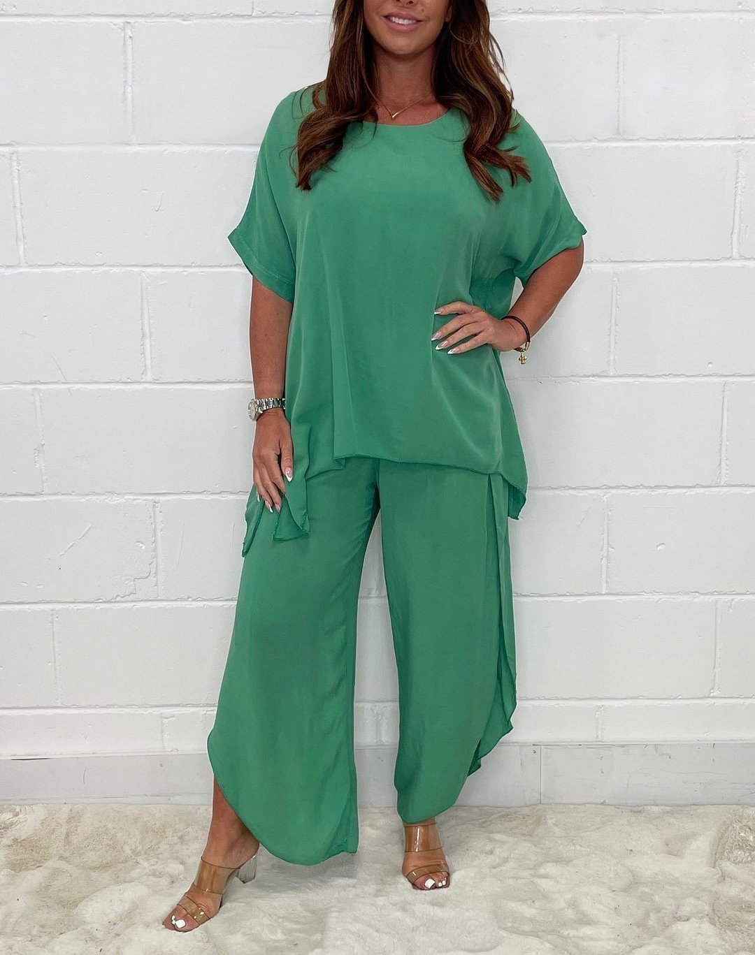 Conjunto amplio y ligero con camisa de manga corta y pantalón midi para un estilo casual