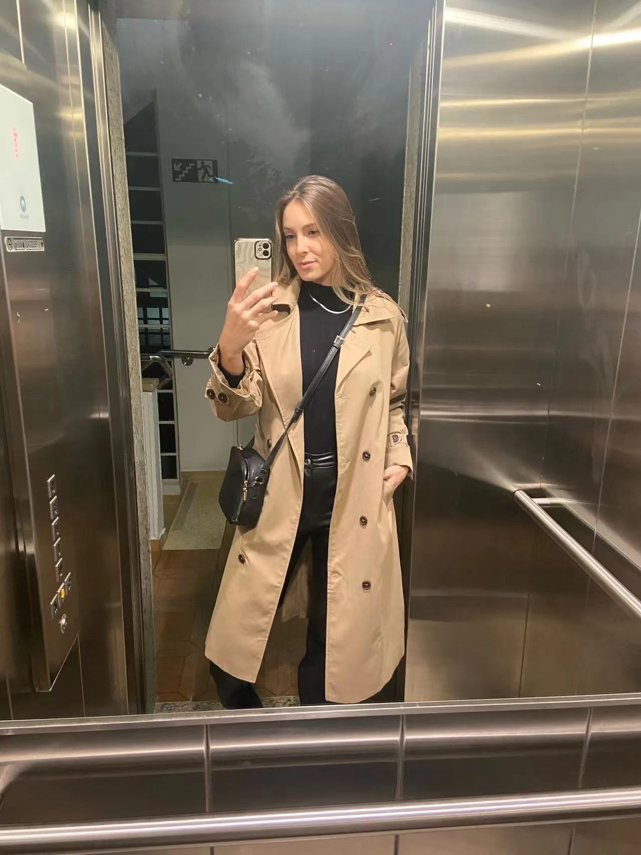 Abrigo largo de mujer con diseño oversize y doble botonadura
