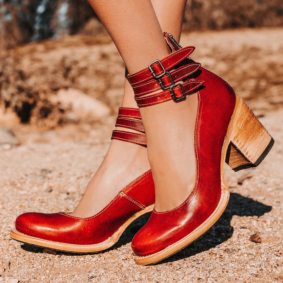 Zapatos con tacón estilo retro y diseño elegante