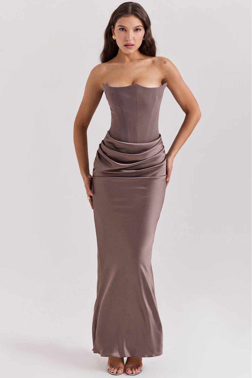 Vestido largo de noche sin tirantes con diseño de corsé y pliegues delicados
