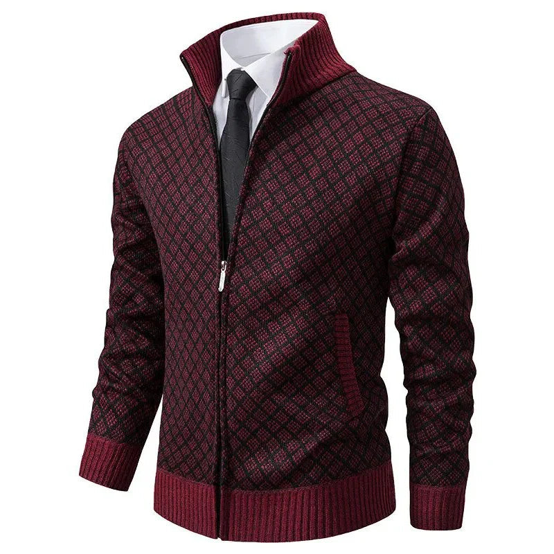 Una elegante chaqueta de hombre con cuello alto y cremallera para un estilo moderno.