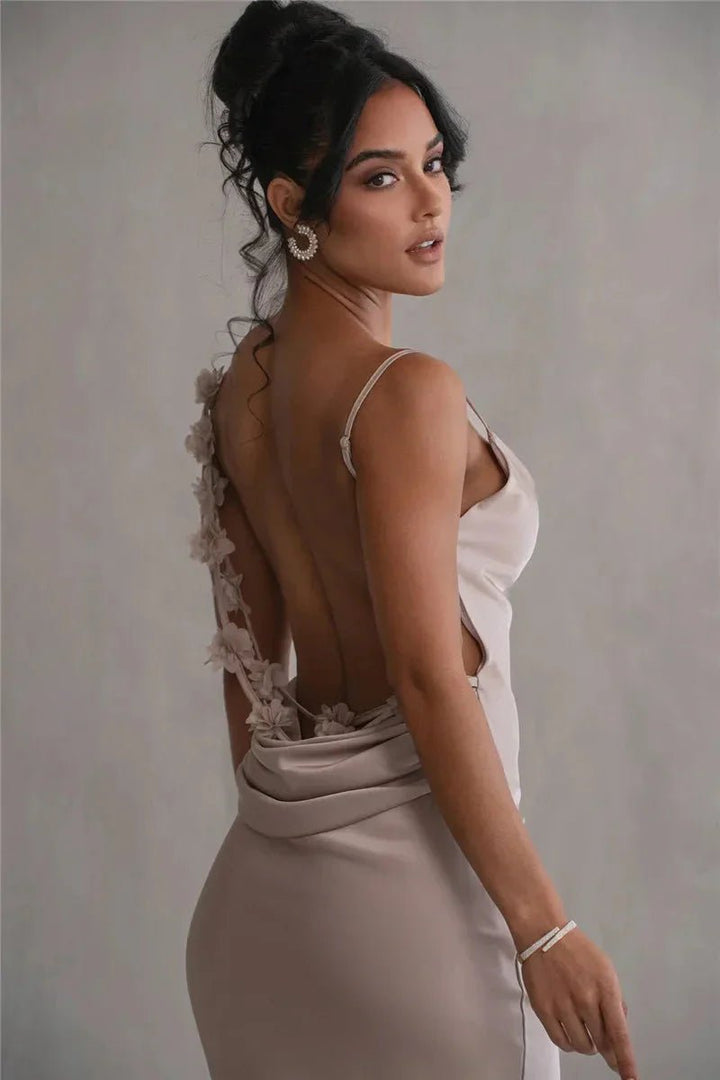 Vestido largo de noche elegante para mujer con espalda descubierta y diseño sofisticado