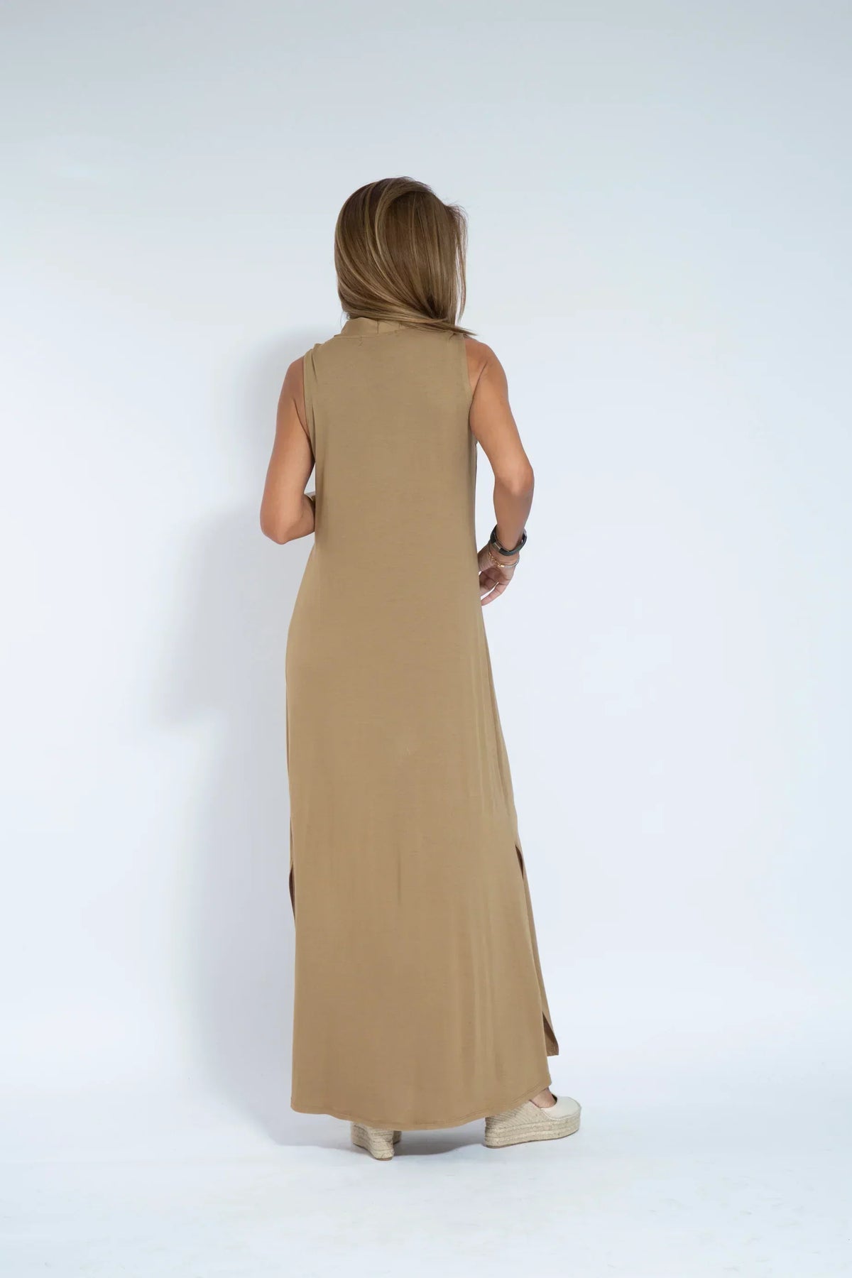 Conjunto elegante de chaleco y vestido largo para un mira sofisticado