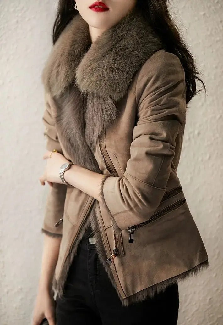 Chaqueta elegante para mujer con cuello de diseño moderno
