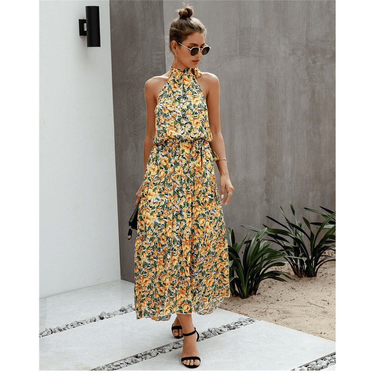 Vestido largo estilo boho con estampado floral y cuello halter