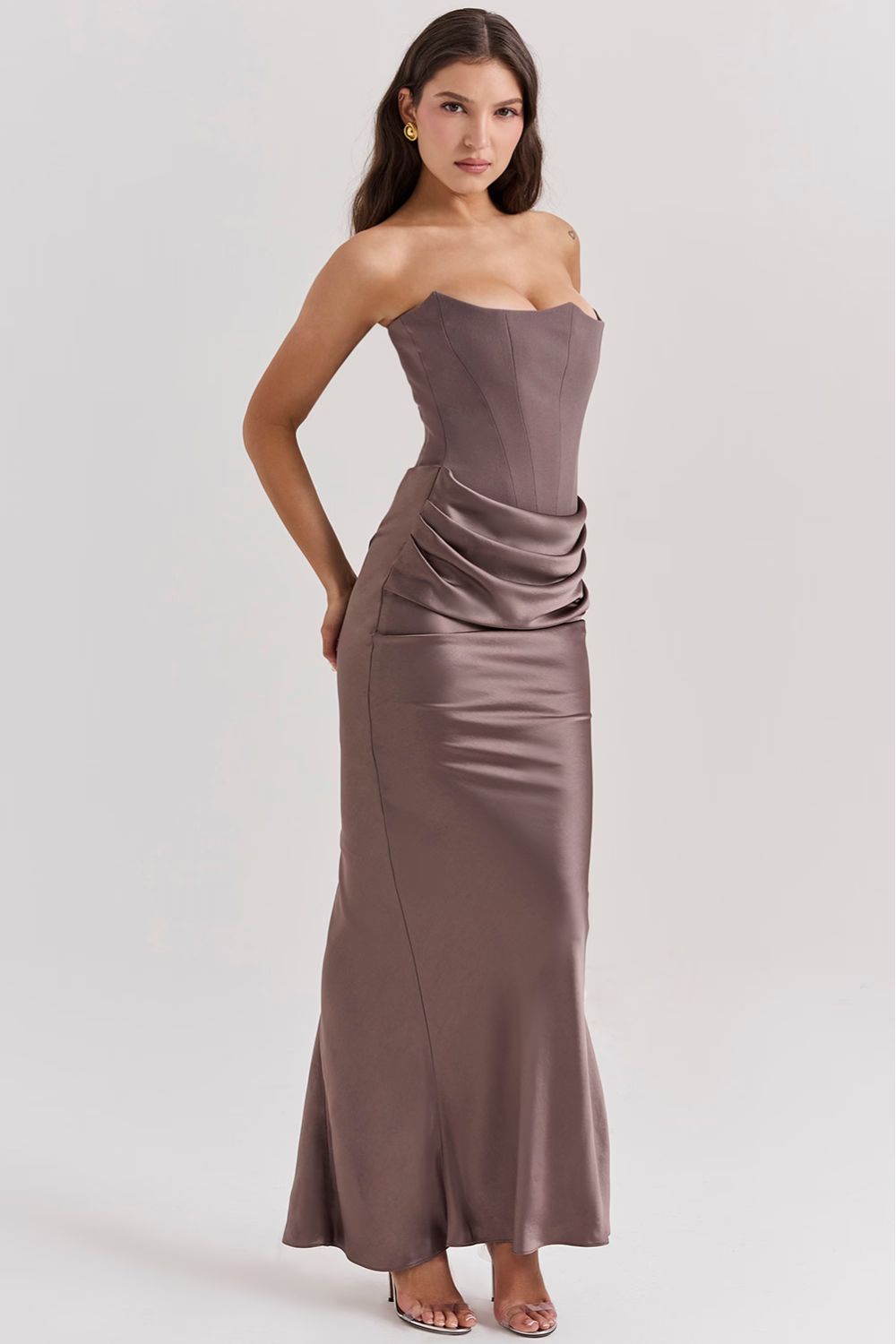 Vestido largo de noche sin tirantes con diseño de corsé y pliegues delicados