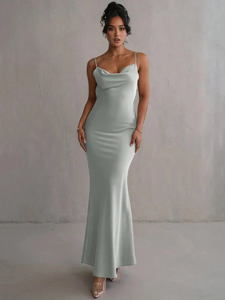 Vestido largo de noche elegante para mujer con espalda descubierta y diseño sofisticado