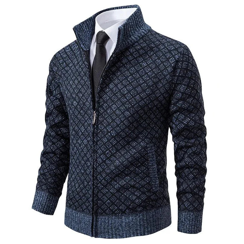 Una elegante chaqueta de hombre con cuello alto y cremallera para un estilo moderno.