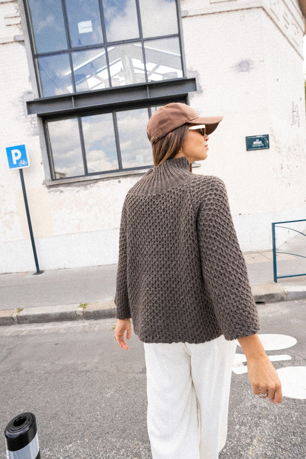 Romántico jersey de punto con mangas cortas y cuello alto