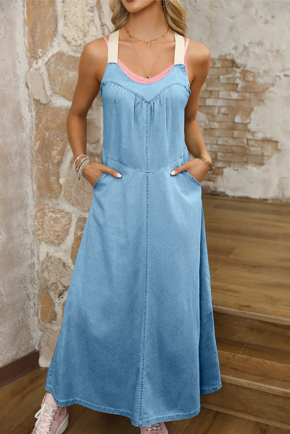 Delia - Beau vestido de chambray azul con tirantes en contraste y bolsillos largos