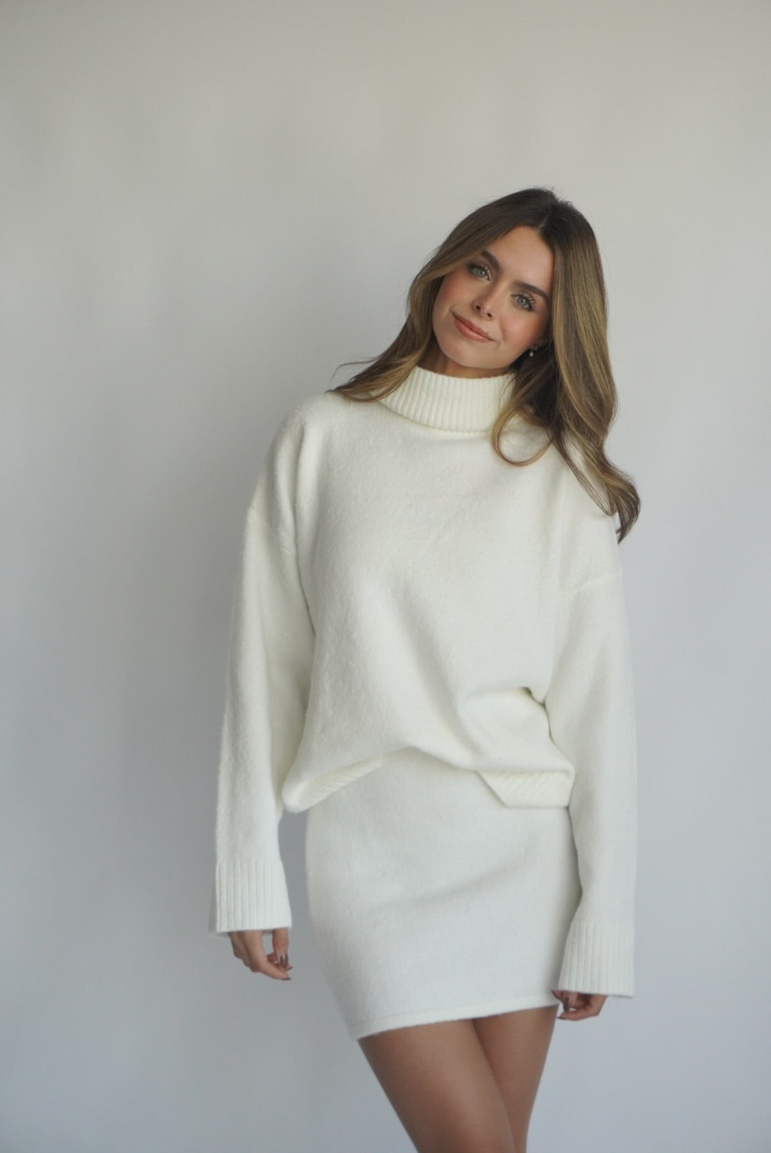 Conjunto Moderno y Cálido para Mujer con Falda – Diseño Sofisticado